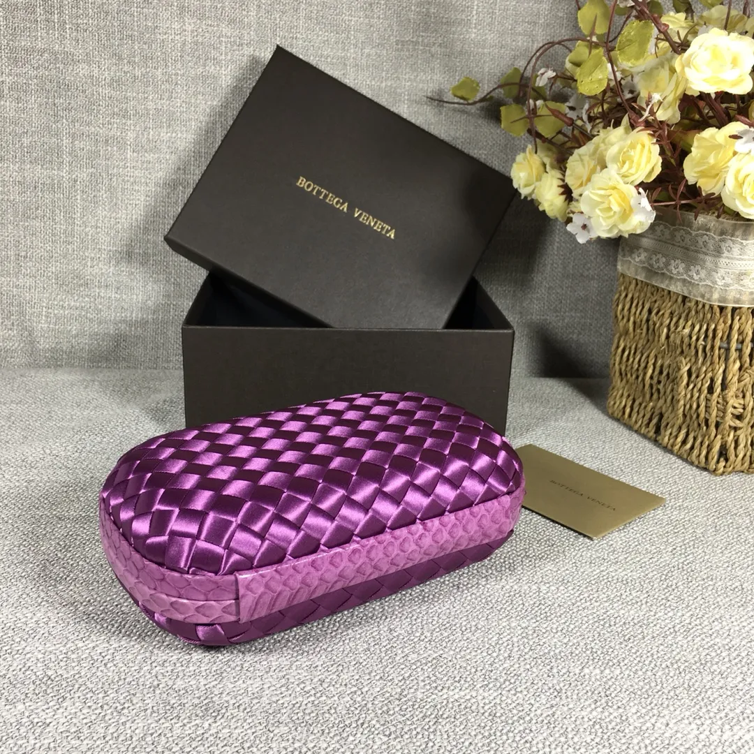 8651 Small Classic Dinner Bag ~~~Snake leather with ribbon ~~~Dense and slippery, not easy to fluff, can hold a small iPhone! Size: 16.5cm*10.5cm*6cm